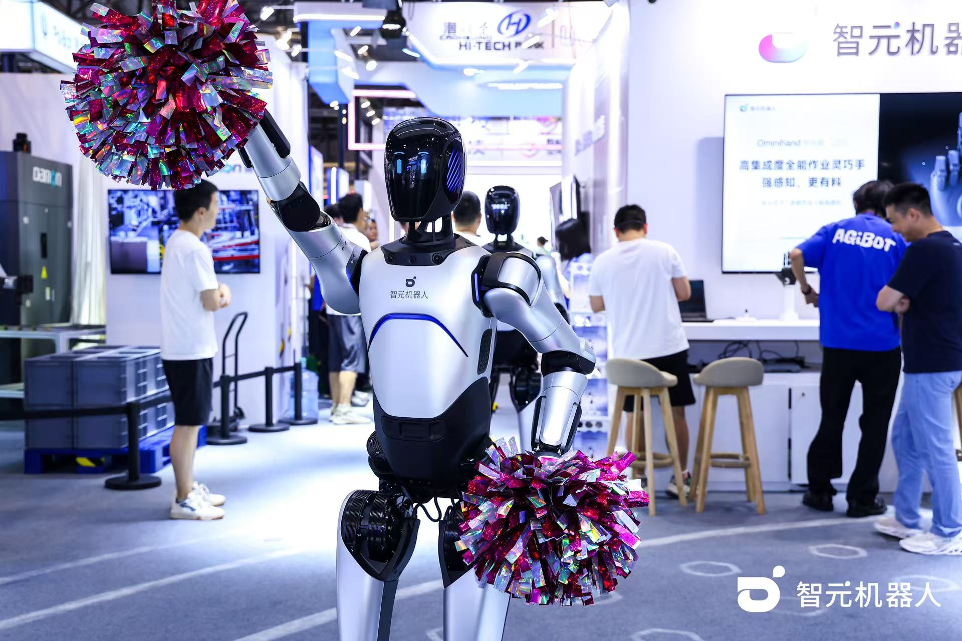 j9娱乐机器人 WAIC 首日展台火爆，机器...